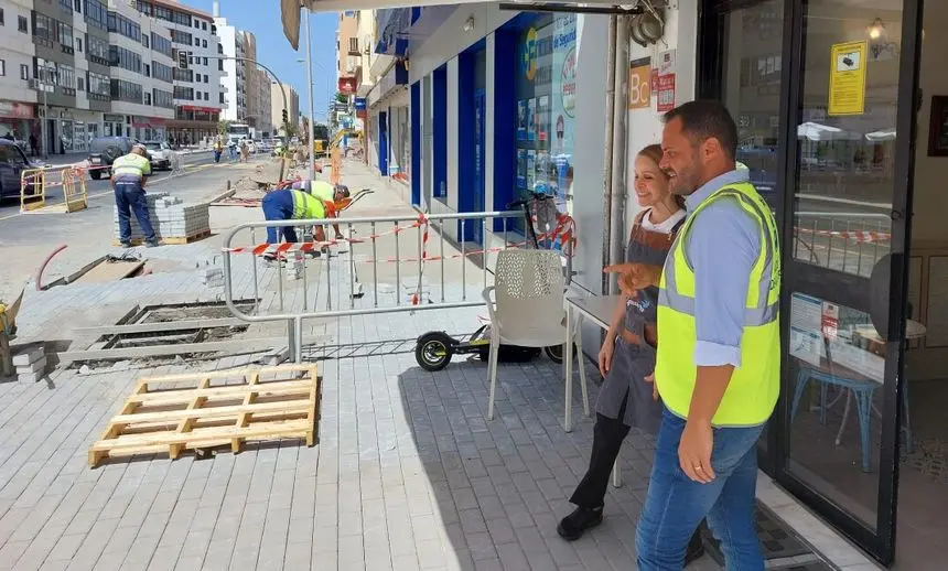 Imagen del alcalde de Arrecife visitando a uno de los comerciantes.