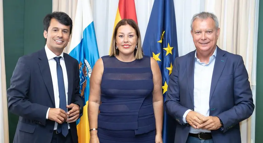 Marcos Bergaz con Astrid Pérez y Sebastián Franquis.