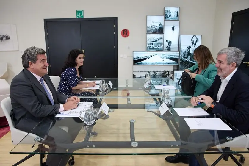 El ministro informa al presidente de Canarias de las medidas que está adoptando para aumentar y flexibilizar la capacidad de acogida en varias islas.