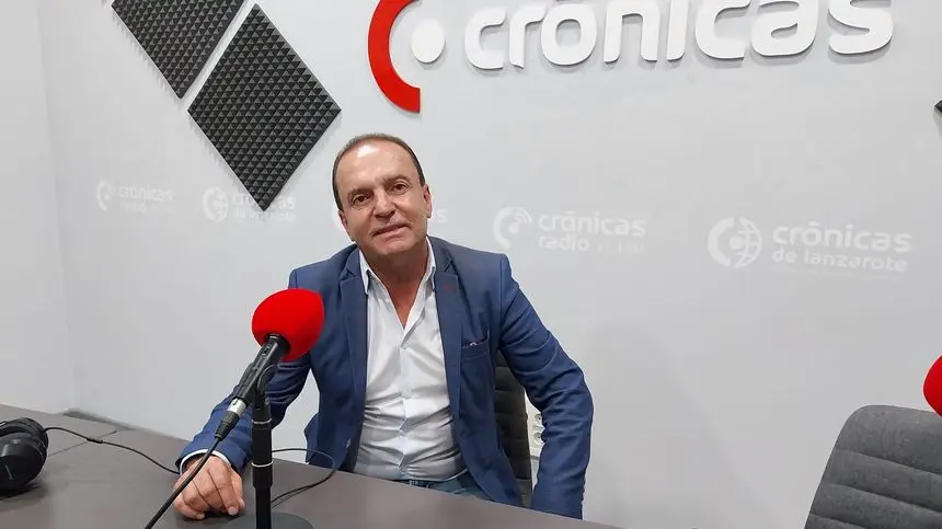 Jesús Machín en el estudio de Crónicas Radio.