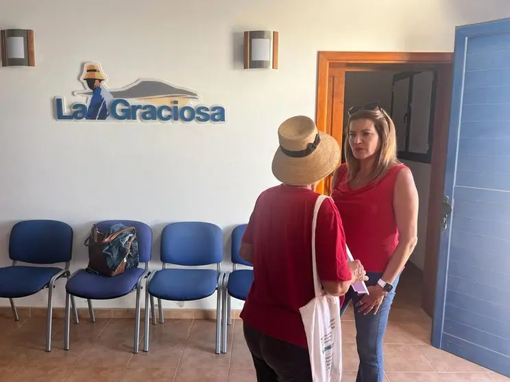 La consejera de Hacienda, María Jesús Tovar, en La Graciosa.