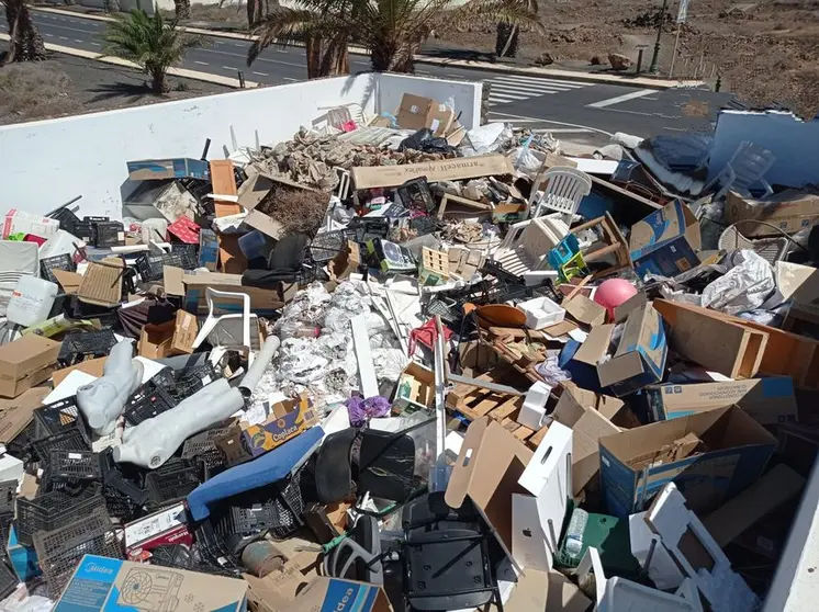 Residuos abandonados en uno de los puntos de recogida de basura de Costa Teguise.