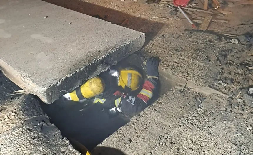 Imagen de los bomberos sofocando el fuego.