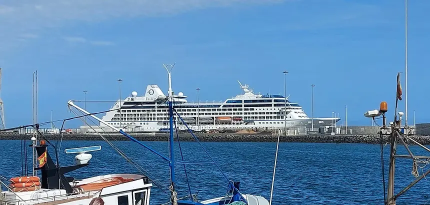 Escala del MS Sirena en el muelle de Cruceros de Arrecife, con pequeños atuneros atracados en el muelle de Naos, ayer en la capital de Lanzarote