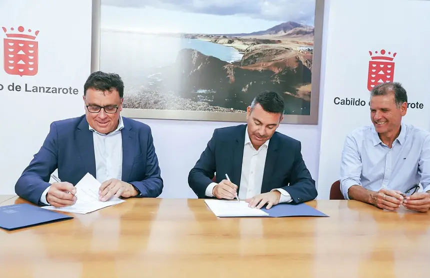 Oswaldo Betancort y Manuel Miranda firmando el convenio de las desaladoras.