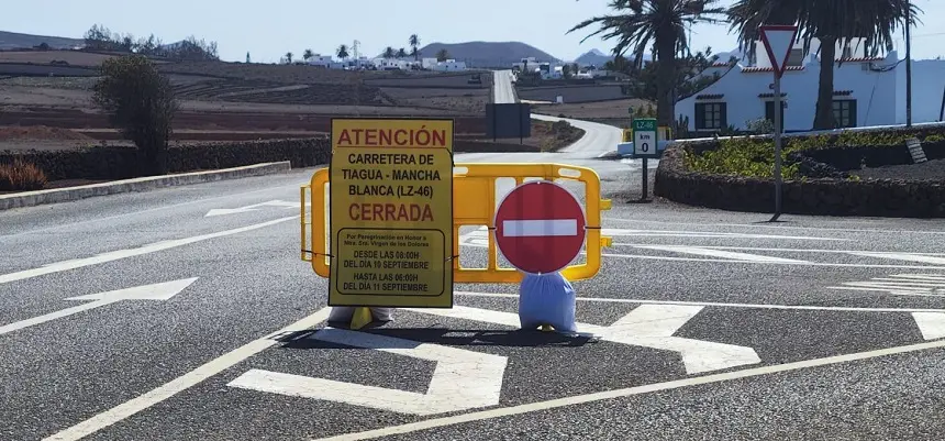 Imagen de uno de los carteles del cierre de carreteras.