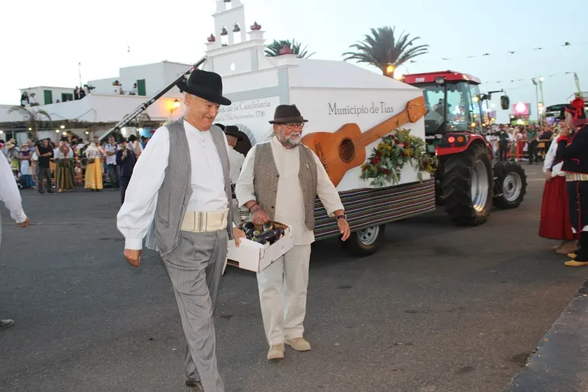 José Juan Cruz y Nicolás Saavedra dando una ofrenda a la virgen de Los Dolores.