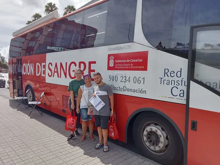 Donantes en una de las guaguas habilitadas por el ICHH.