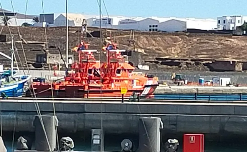 Las embarcaciones de Salvamento Marítimo en la zona en la que dejan a los inmigrantes en Arrecife, en Puerto Naos