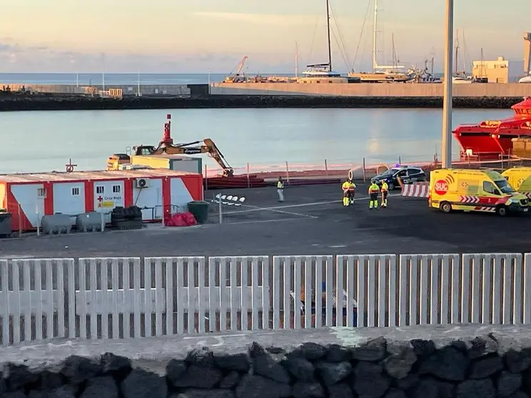 Una ambulancia del Servicio de Urgencias Canario aguarda en el Muelle de Los Mármoles.