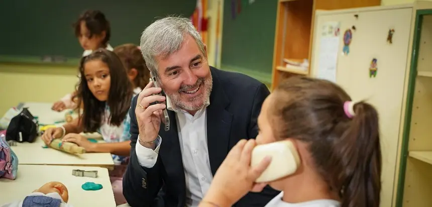 Fernando Clavijo bromeando con una de las alumnas en el primer día de clase.