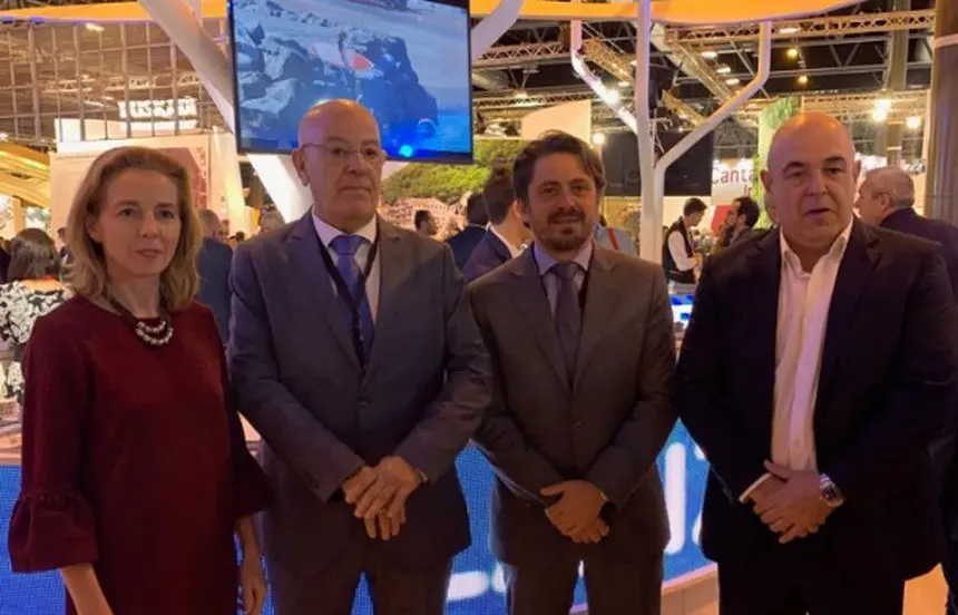 Imagen de los representantes de las patronales en una feria turística.