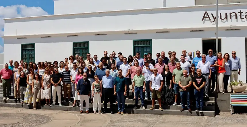 Grupo de gobierno de Tías junto a los 70 trabajadores municipales.