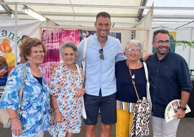 Rosmen Quevedo y Echedey Eugenio con algunas de las personas mayores que acudieron con ellos a la feria