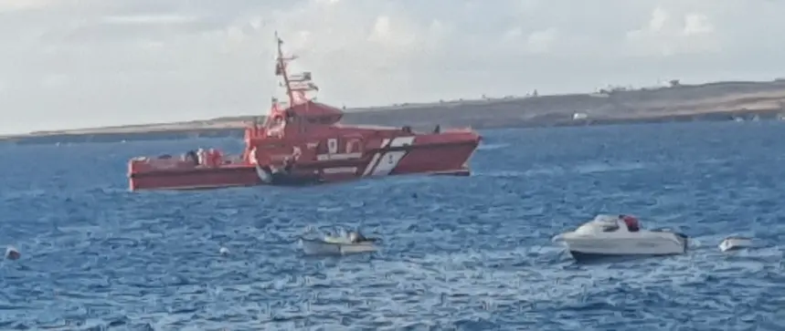 Imagen de Salvamento Marítimo durante el rescate de la patera.
