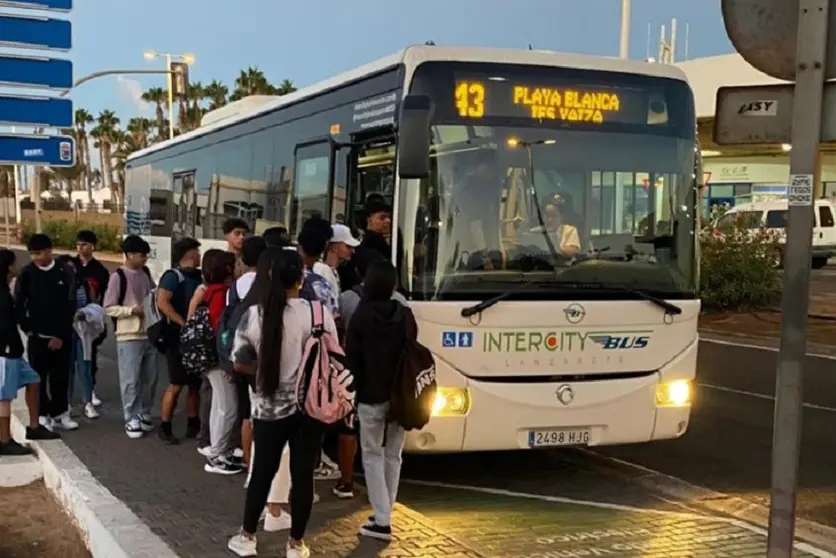 Imagen de los alumnos intentando subir este miércoles a la guagua. 