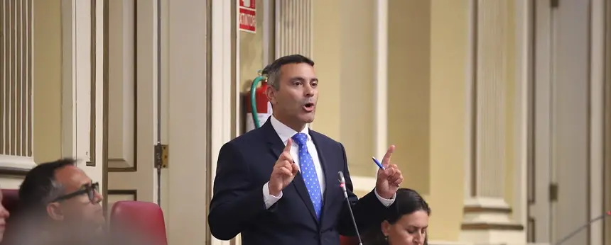 Oswaldo Betancort en el Parlamento de Canarias.