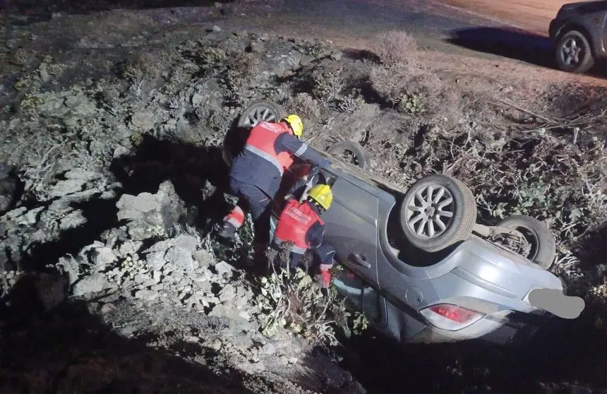Imagen del momento en el que los bomberos accedieron al vehículo