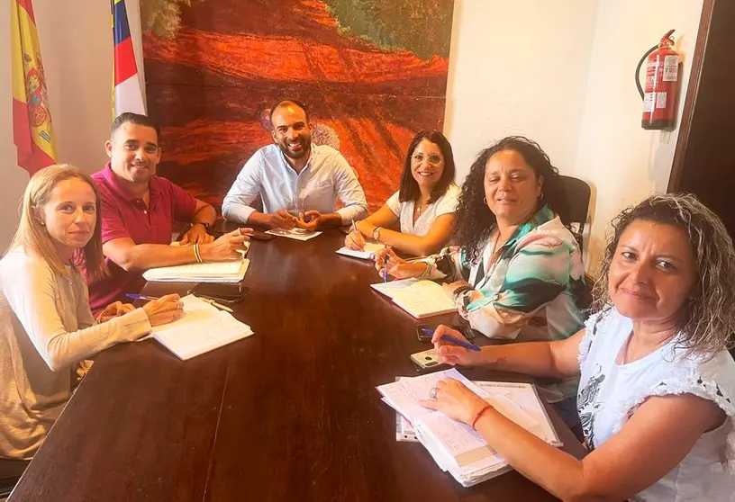 Yoné Caraballo con los responsables del Ayuntamiento de Yaiza