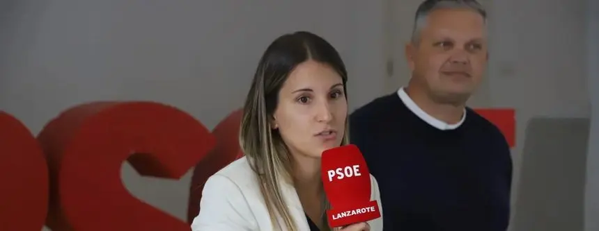 Alfredo Mendoza al fondo en un acto que compartió con su compañera de Teguise Jenifer Galán