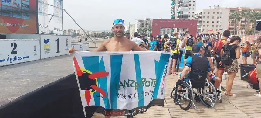 Lionel Morales mostrando orgulloso la bandera de su tierra