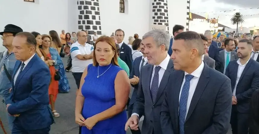Astrid Pérez este viernes en la procesión de Mancha Blanca charlando con Fernando Clavijo y Oswaldo Betancort