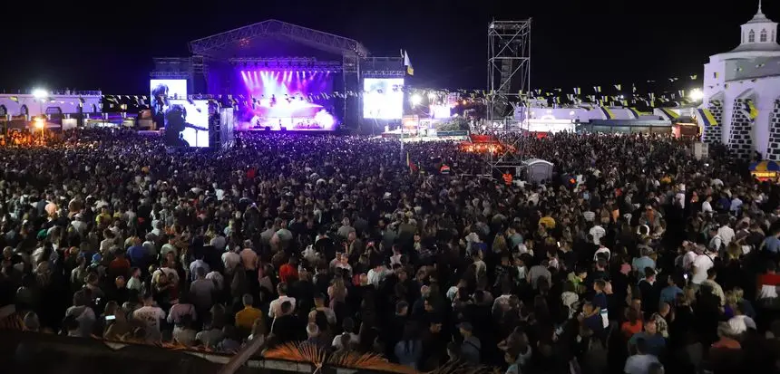Imagen del lleno que hubo en la plaza de Mancha Blanca