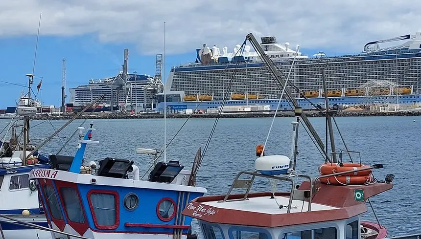 Imagen de los dos imponentes barcos atracados en Arrecife