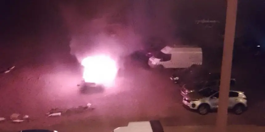 Imagen del incendio del vehículo.