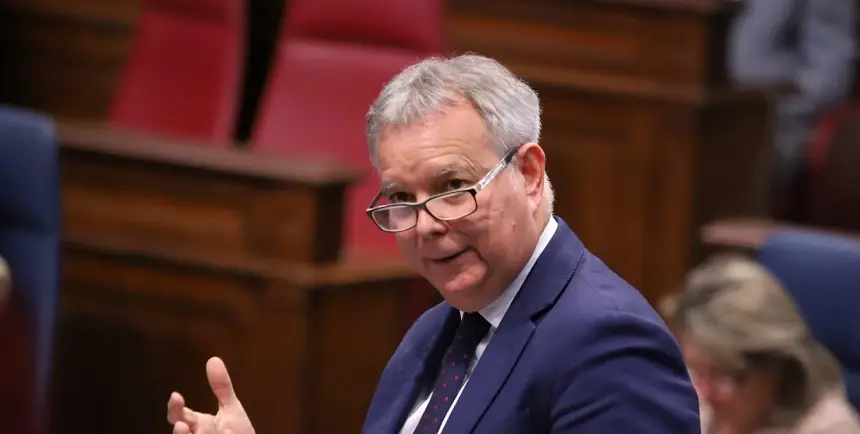 Sebastián Franquis en el Parlamento de Canarias.