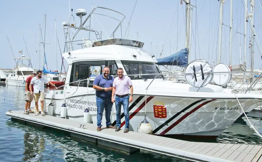 Samuel Martín y Oswaldo Betancort visitando la embarcación.