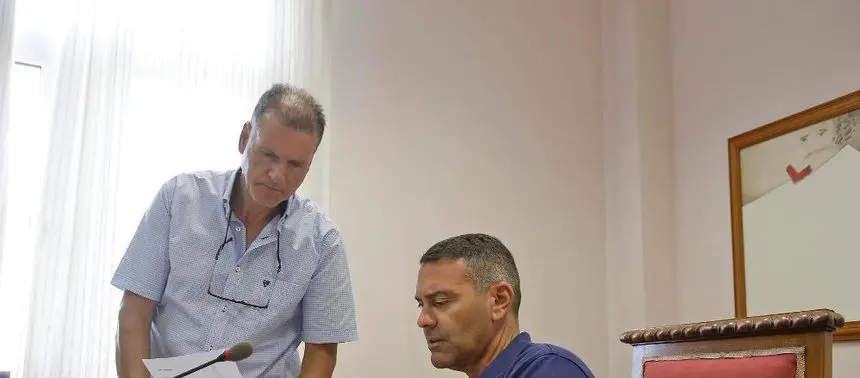 Domingo Cejas despachando con Oswaldo Betancort