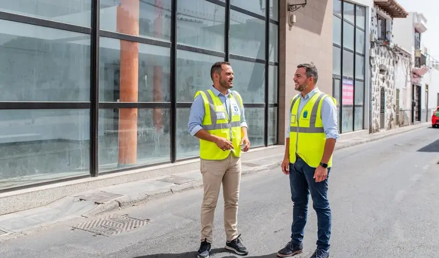 El vicepresidente, Jacobo Medina, junto al alcalde y concejal de Obras, Yonathan de León