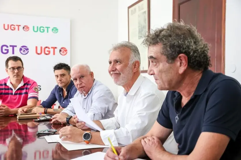 Reunión de Ángel Vïctor Torres con representantes de UGT y Comisiones Obreras.