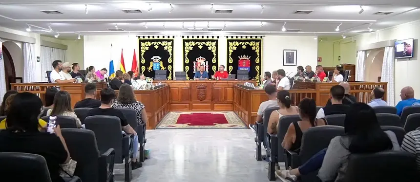 Imagen del alcalde y del primer teniente de alcalde reunidos con los colectivos que representan el Carnaval en Lanzarote.