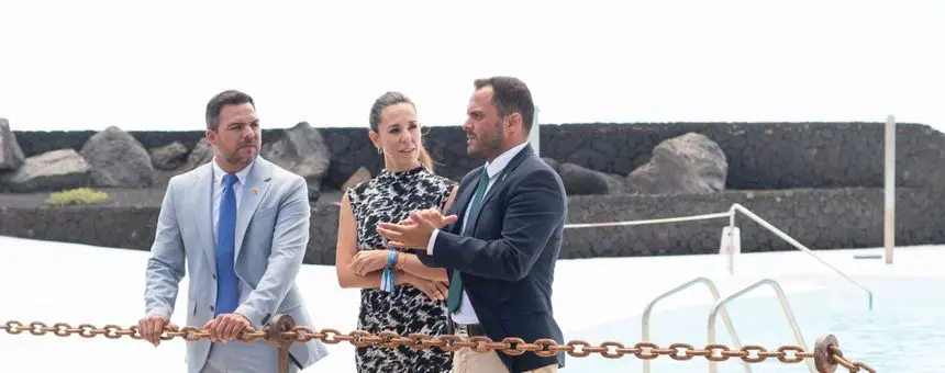 Imagen del alcalde de Arrecife con el vicepresidente del Cabildo y la nueva consejera de Turismo del Gobierno canario