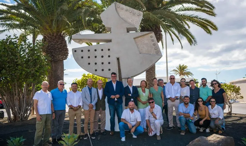 Representantes de la empresa y del Ayuntamiento este jueves durante la presentación de la obra.