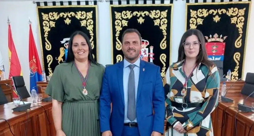 El alcalde junto a las nuevas concejalas de Arrecife.