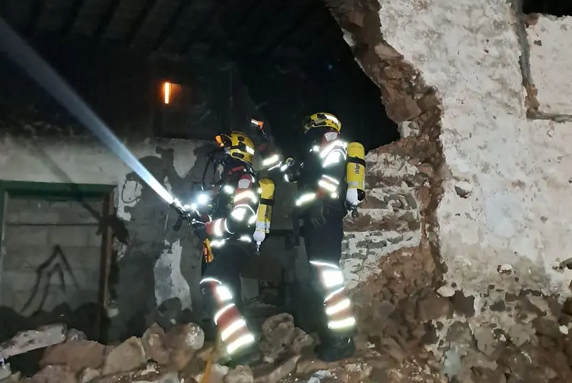 Conato de incendio en una vivienda abandonada de San Bartolomé.