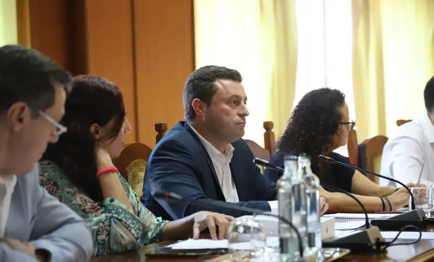 Óscar Noda un pleno en el Cabildo.