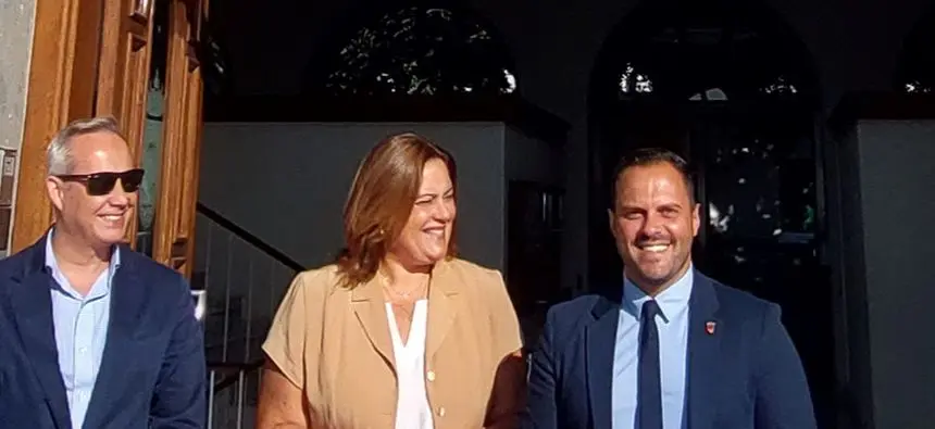 Beatriz Calzada en la puerta del Ayuntamiento de Arrecife