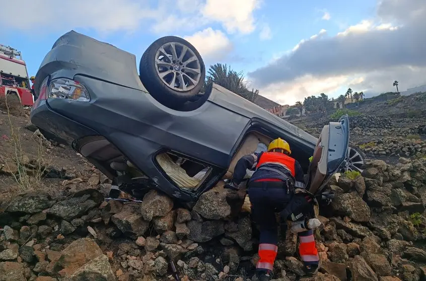 Momento de la actuación de los bomberos en el accidente