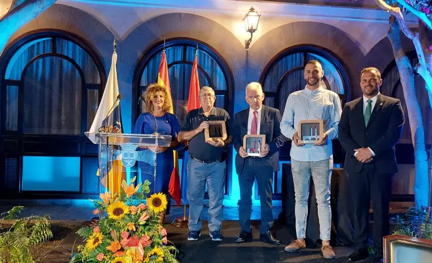 Galardonados Turismo Arrecife 2023. El alcalde y la concejal de Turismo con los galardonados (1)