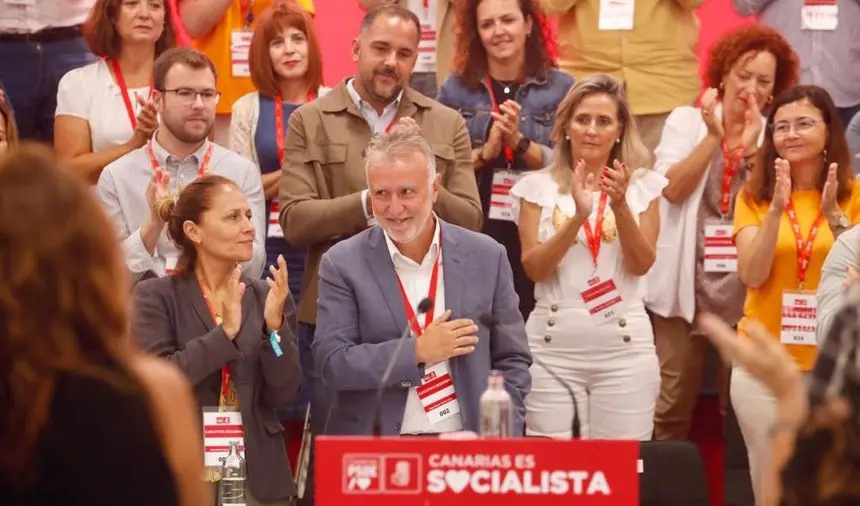 Ángel Víctor Torres aplaudido por sus compañeros este sábado