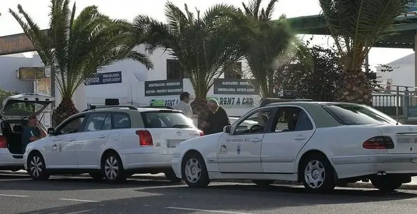 Imagen de los taxistas de Teguise en una parada de Costa Teguise