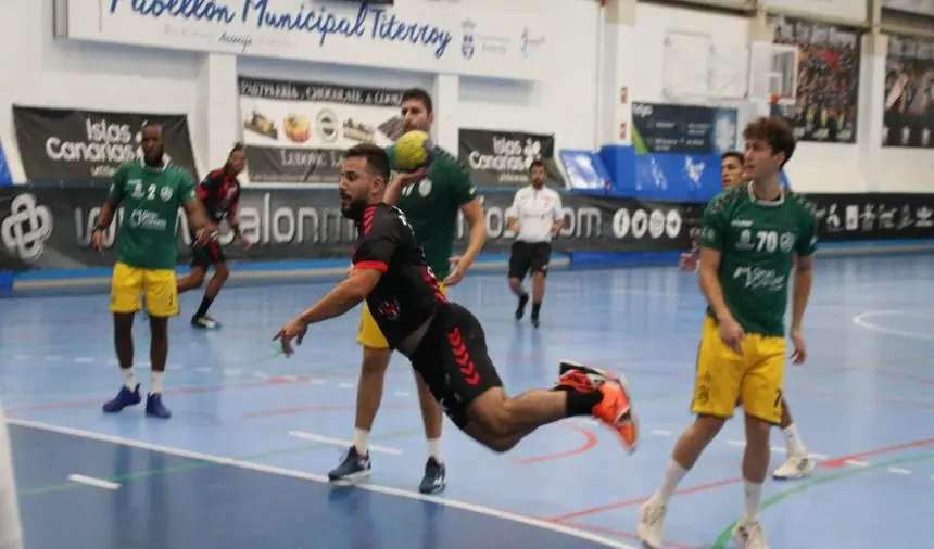 Uno de los jugadores del San José en una de las jugadas de ataque