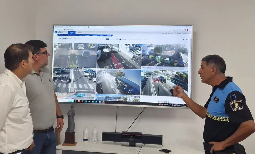 Antonio Rocío y Isidro Pérez escuchando las explicaciones sobre el funcionamiento de las cámaras.