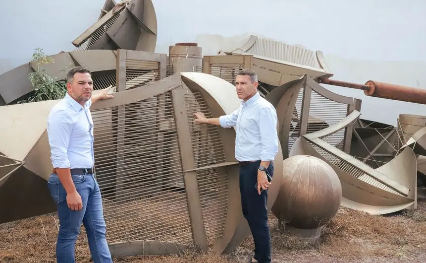 El vicepresidente y el presidente del Cabildo viendo el mal estado en el que se encuentra la obra de Manrique
