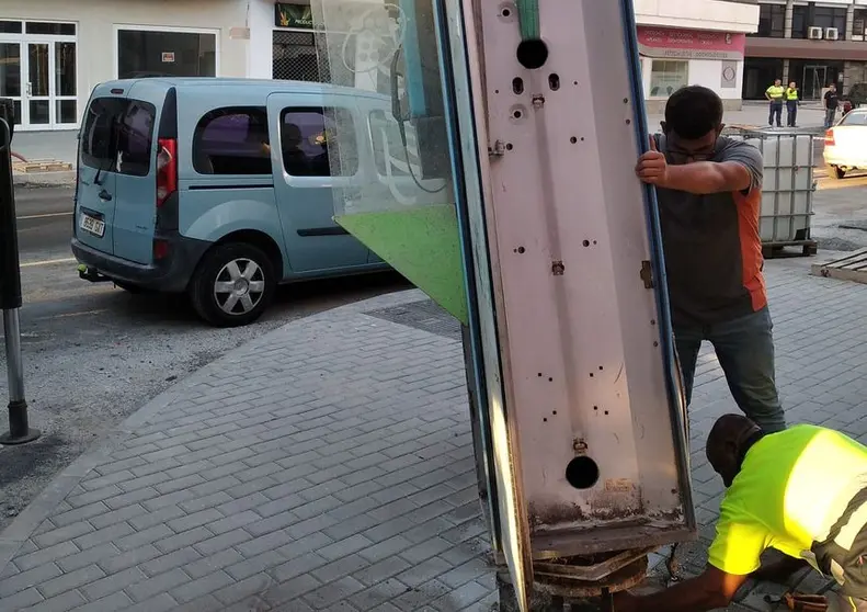 El Ayuntamiento inicia el desmantelamiento de las cabinas telefónicas en los espacios públicos de Arrecife  . Retirada de cabina en las calles de Arrecife
