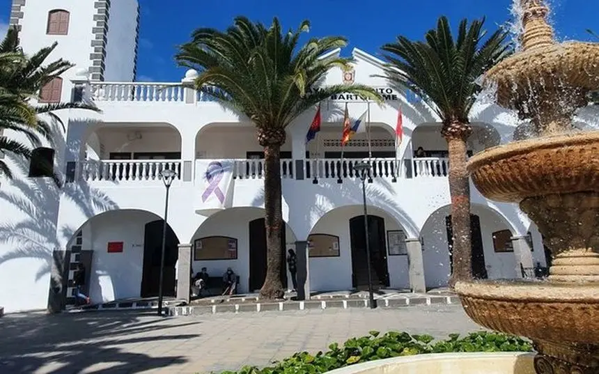 Imagen de la fachada del Ayuntamiento de San Bartolomé.